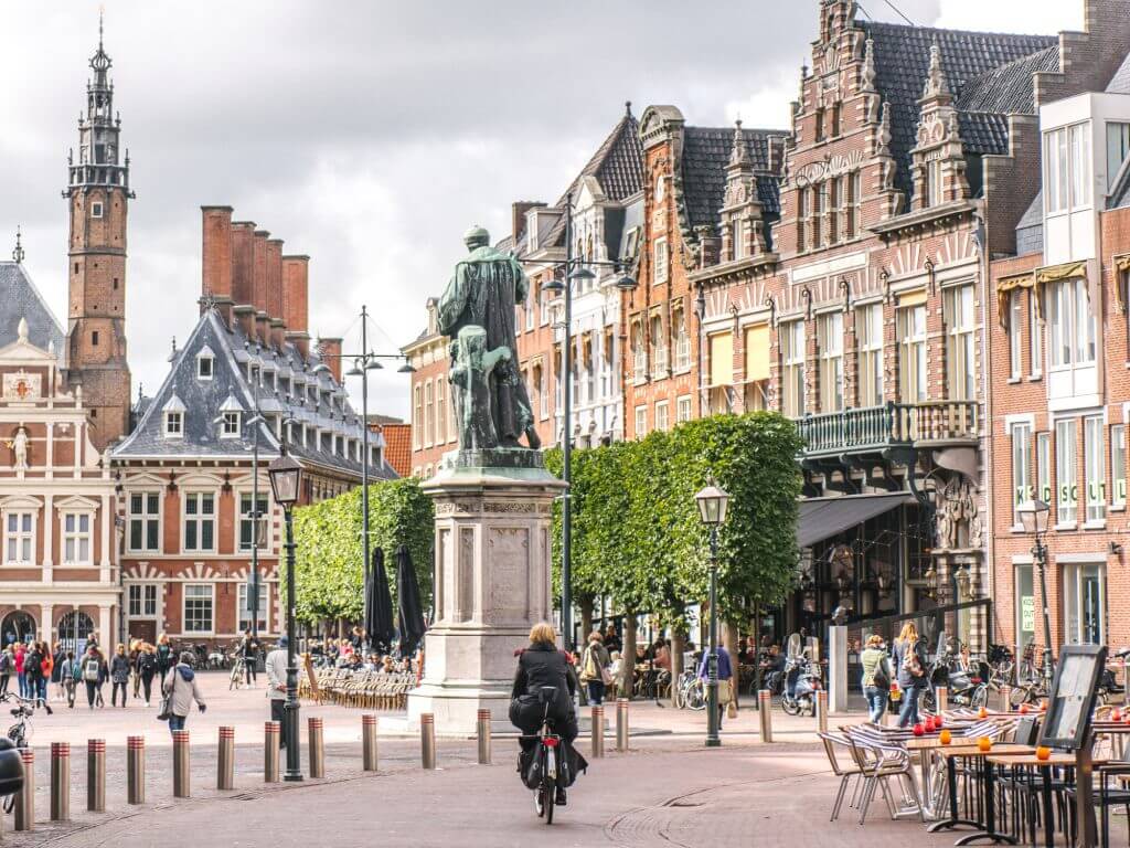 Graszoden leggen in Haarlem