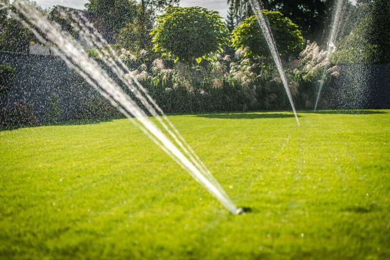 Water geven aan nieuwe graszoden